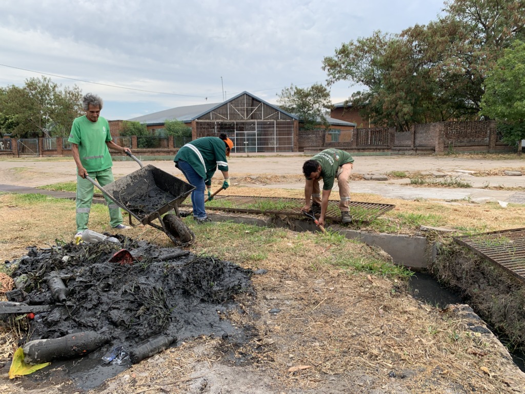 La Delegación del barrio Güiraldes de Resistencia realizó trabajos de limpieza de desagües