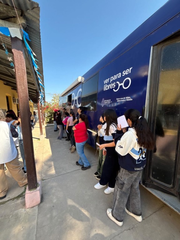 niños y adolescentes esperaron su turno